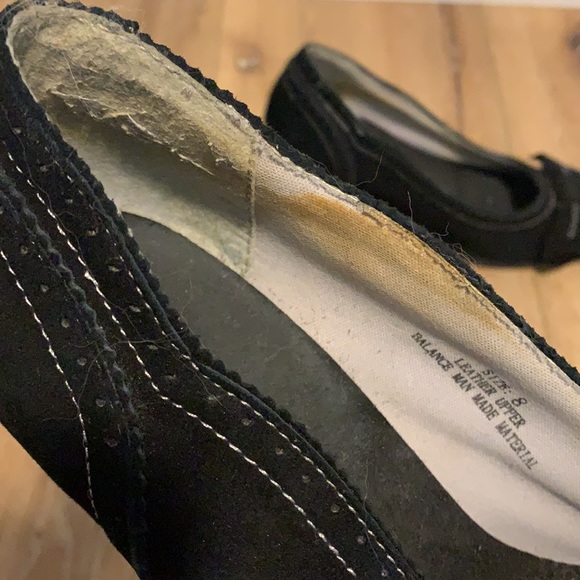 Restricted black heels, white stitching. Bow accent. Sz 8. - Picture 5 of 6